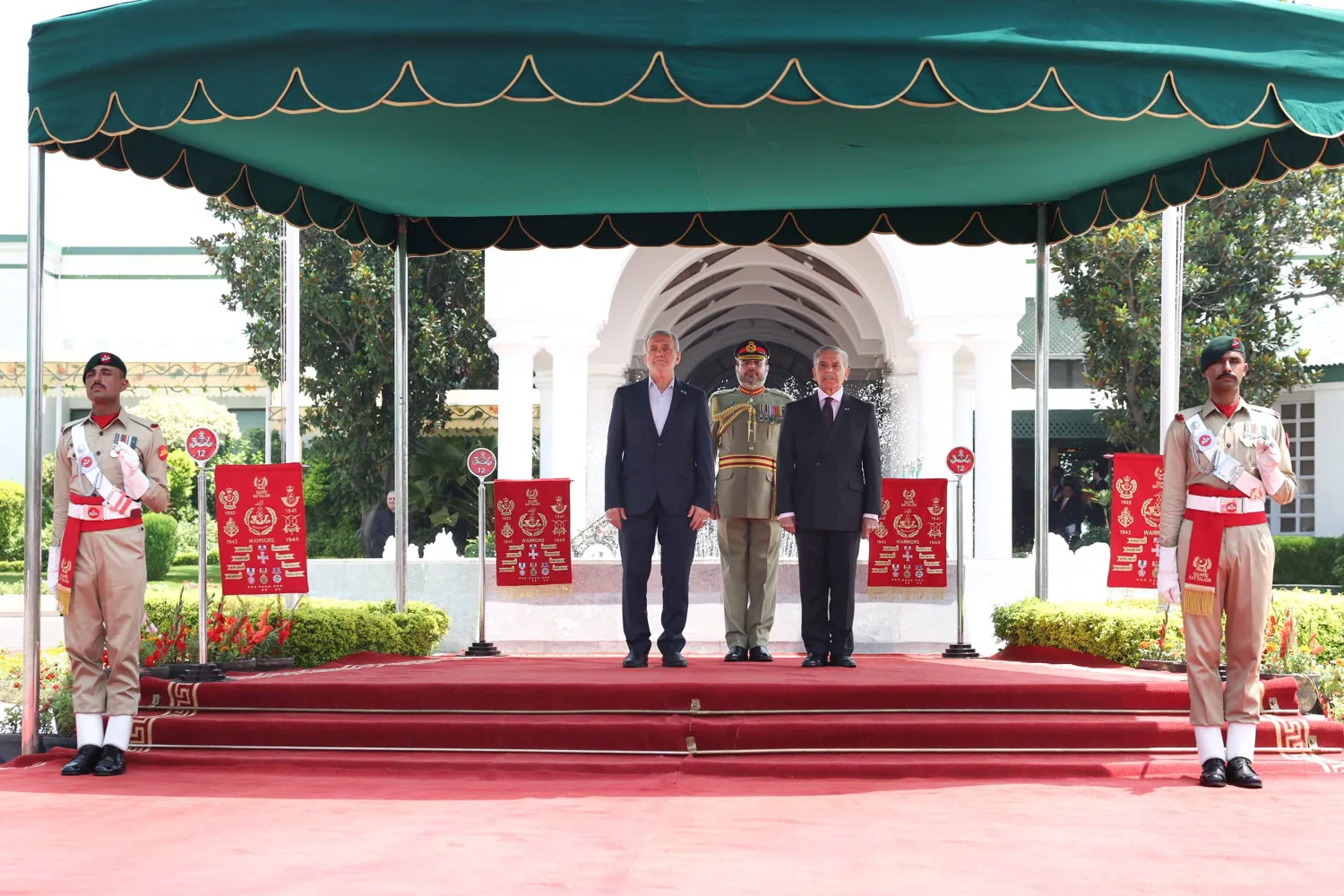 صورة نشرتها الرئاسة الإيرانية من مراسم استقبال رسمي أقامه رئيس الوزراء الباكستاني شهباز شريف للرئيس مسعود بزشكيان اليوم