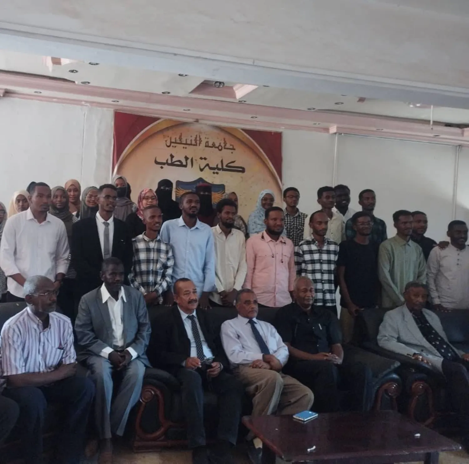 أساتذة وطلاب «جامعة النيلين» (الشرق الأوسط)