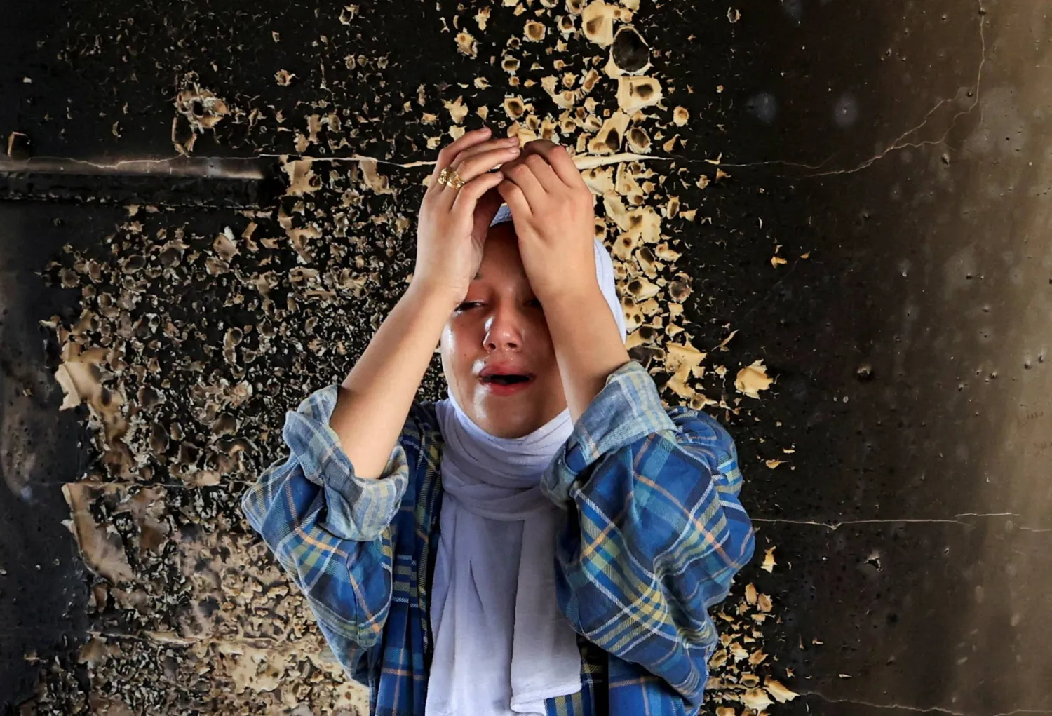 فتاة فلسطينية في موقع ضربة إسرائيلية استهدفت مدرسة تابعة لـ«الأونروا» تؤوي نازحين في خان يونس بجنوب قطاع غزة يوم الأحد (رويترز)