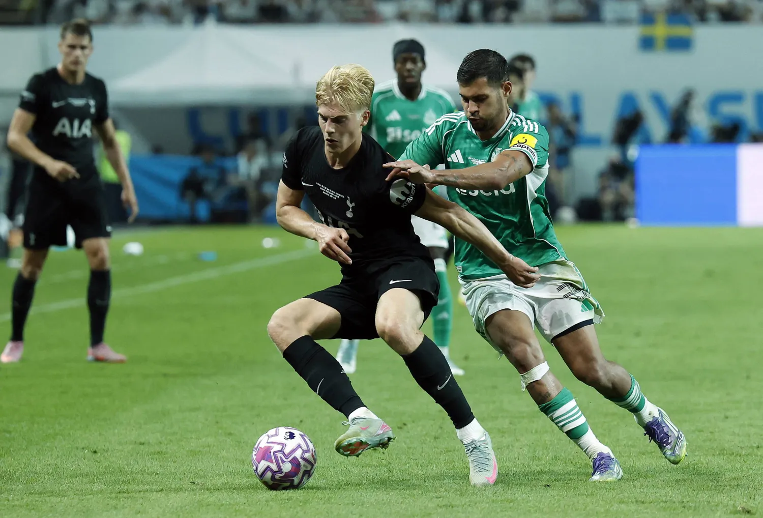 توتنهام سيخوض مباراة ودية أخرى أمام بايرن ميونيخ (رويترز)