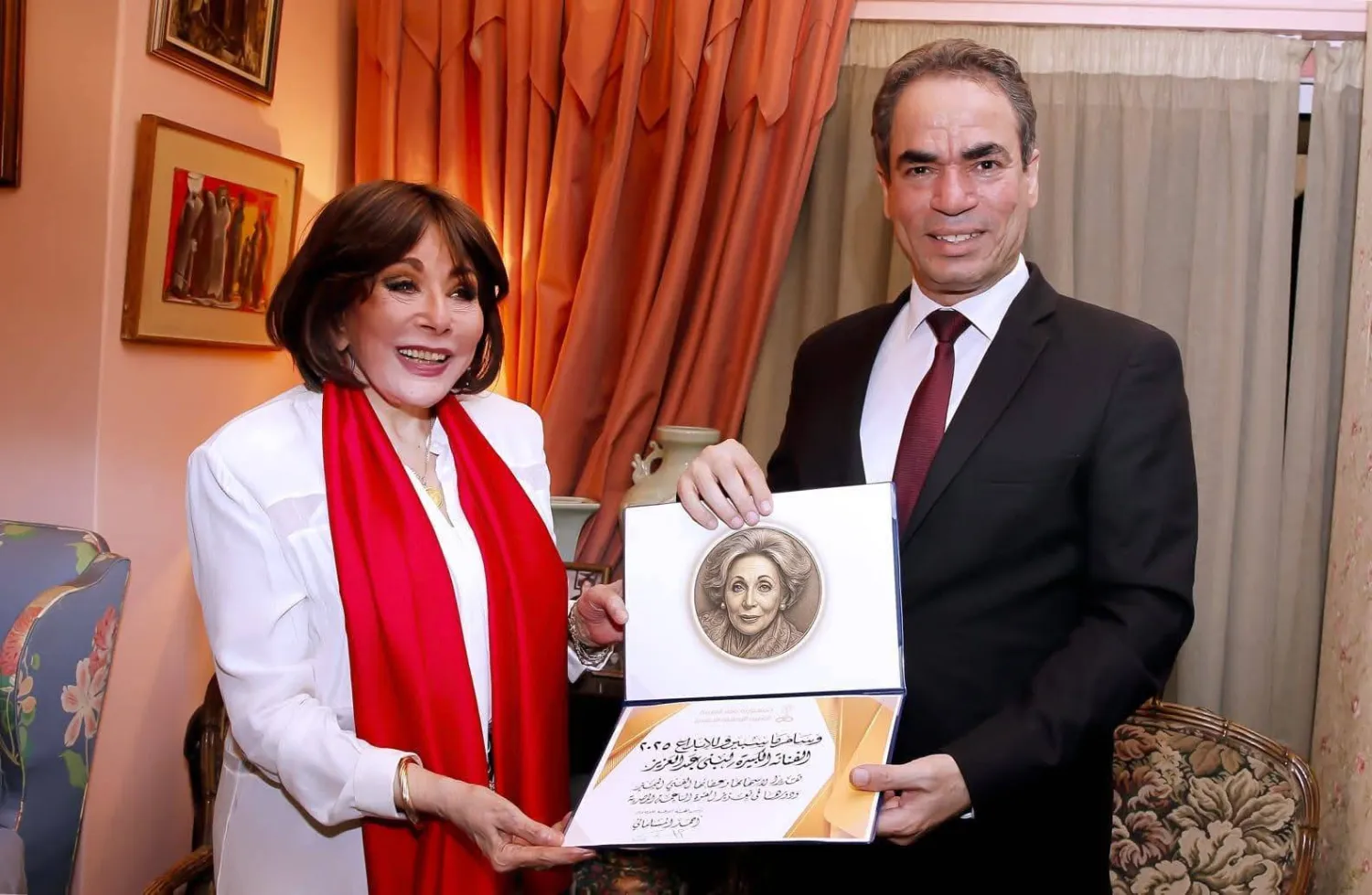 لبنى عبد العزيز خلال تكريمها من أحمد المسلماني رئيس الهيئة الوطنية للإعلام (الهيئة الوطنية للإعلام)