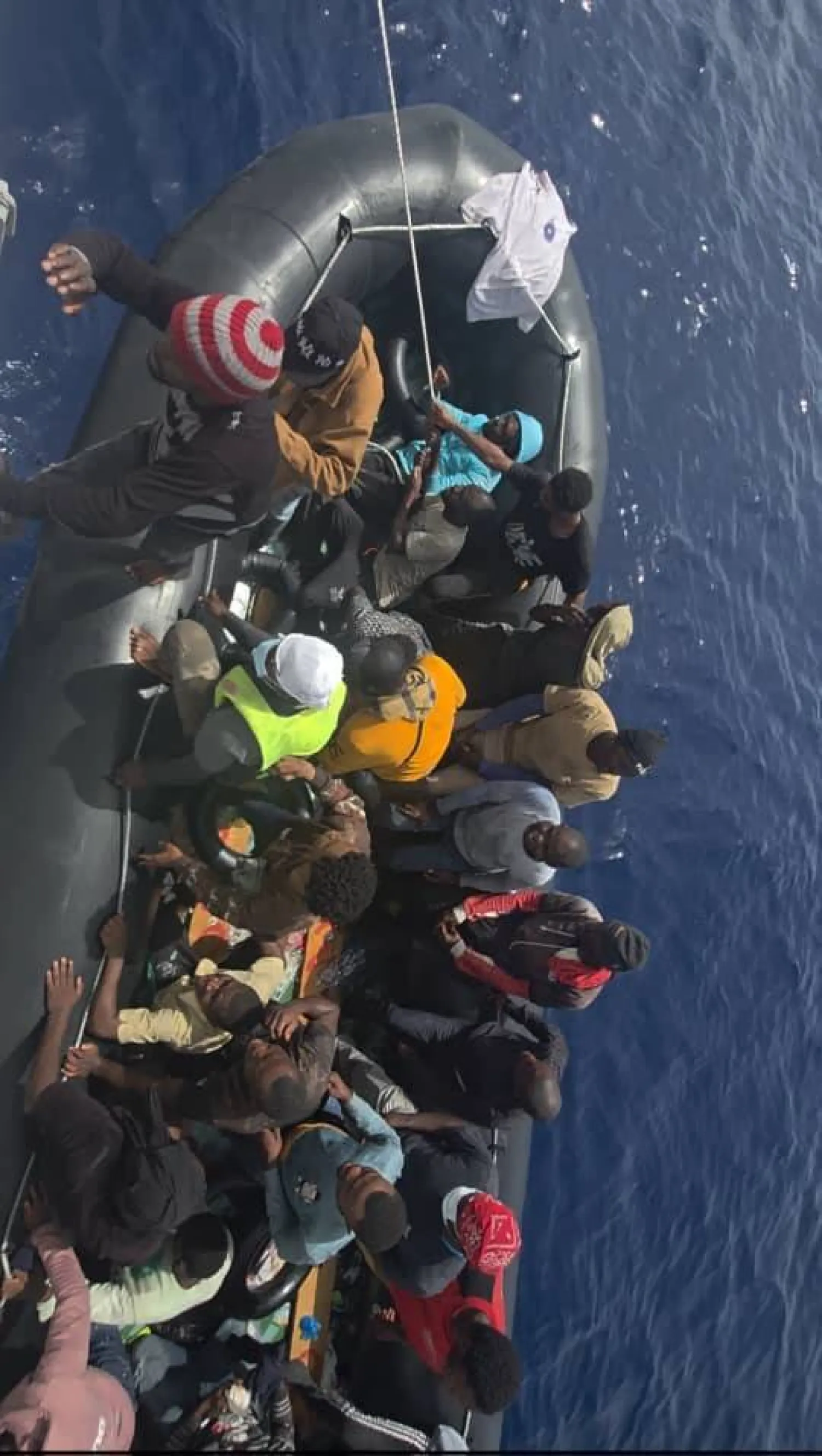 جانب من عملية إنقاذ المهاجرين قبالة زوارة الليبية (الإدارة العاملة لأمن السواحل بغرب ليبيا)