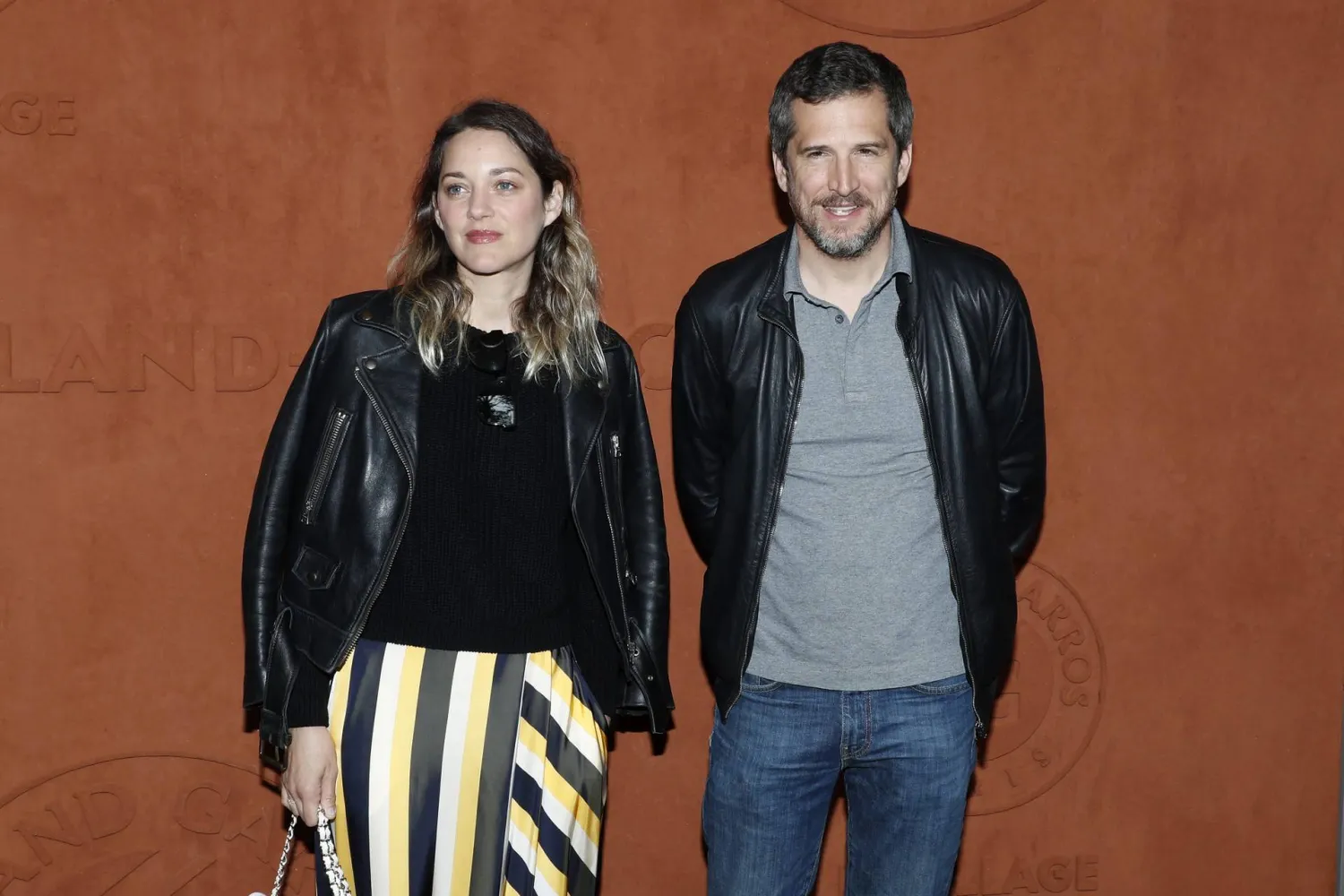 الممثلة ماريون كوتيار والممثل غيوم كانيه يحضران بطولة فرنسا المفتوحة للتنس لعام 2019 في «رولان غاروس» (غيتي) 