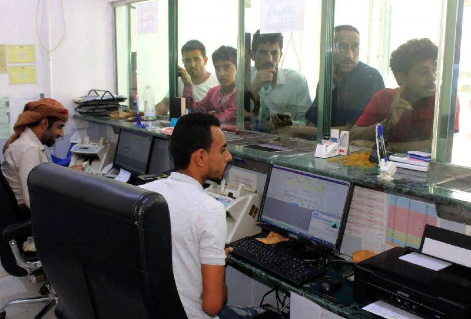 غالبية شركات الصرافة امتنعت عن بيع العملات الأجنبية واكتفت بشرائها (رويترز) 