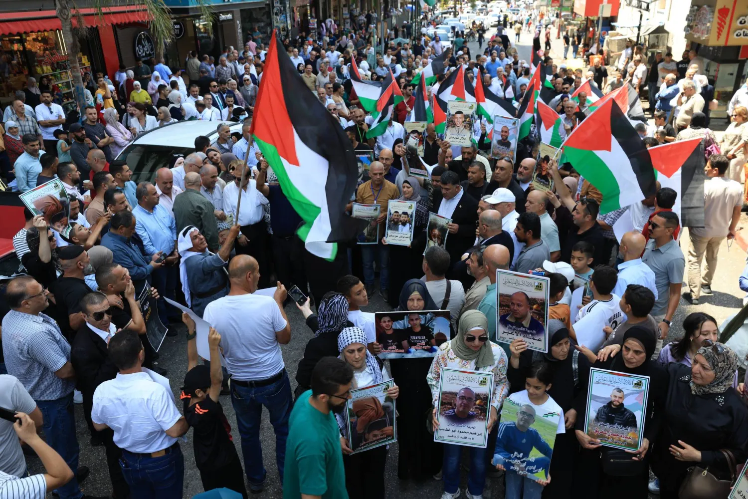 فلسطينيون يتظاهرون في مدينة نابلس بالضفة الغربية ضد الحرب الإسرائيلية على قطاع غزة (إ.ب.أ)