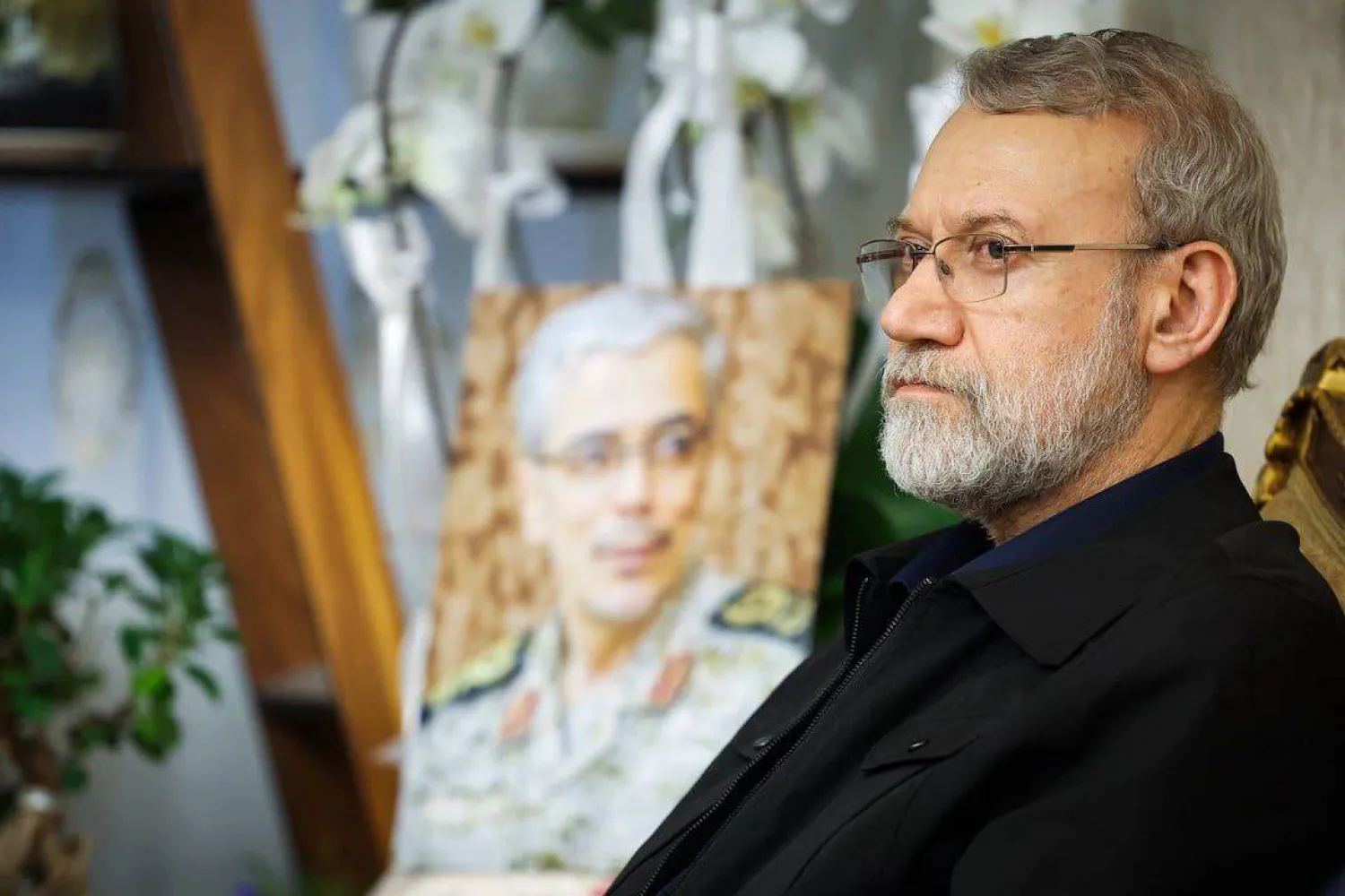 صورة وزعها مكتب لاريجاني من زيارته لمنزل رئيس الأركان محمد باقري الأحد