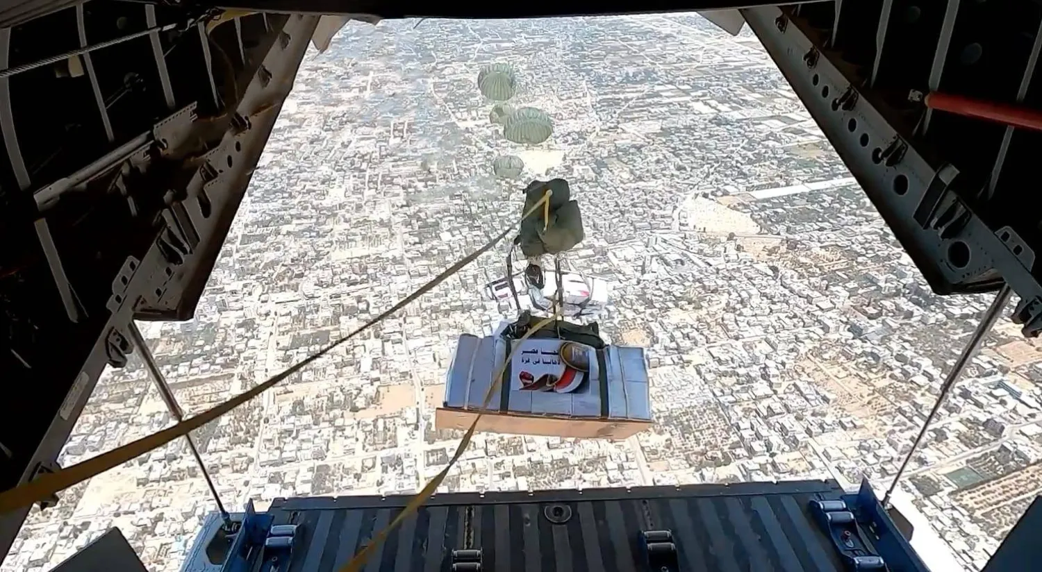 مصر تواصل أعمال الإسقاط الجوى للمساعدات الإنسانية على قطاع غزة (المتحدث العسكري)