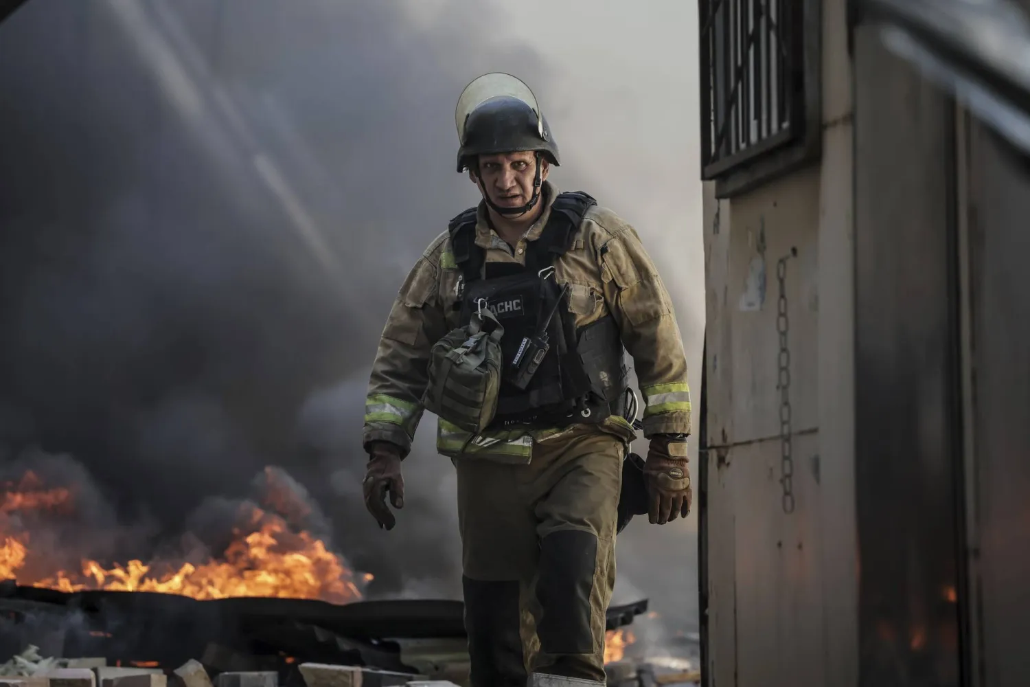  رجل إطفاء أوكراني يُخمد حريقاً سببه هجوم بالدرون على دونيتسك يوم 2 أغسطس (أ.ب)