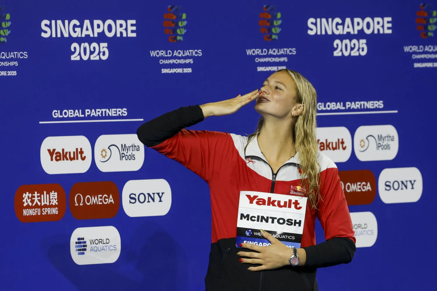 السبّاحة الكندية سمر ماكنتوش تحتفل بإحدى ذهبياتها (إ.ب.أ)