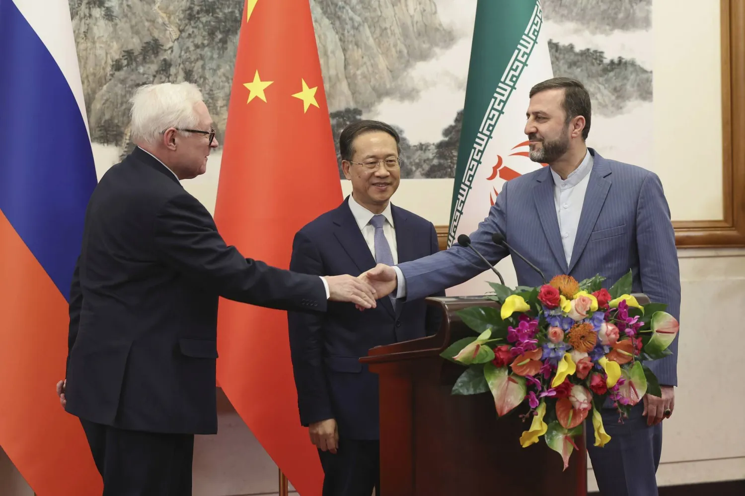 من اليسار... نائب وزير الخارجية الروسي سيرغي ريابكوف ونائب وزير الخارجية الصيني ما تشاو شيوي ونائب وزير الخارجية الإيراني كاظم غريب آبادي خلال مؤتمر صحافي بعد اجتماعهم في بكين يوم 14 مارس 2025 (أ.ب)