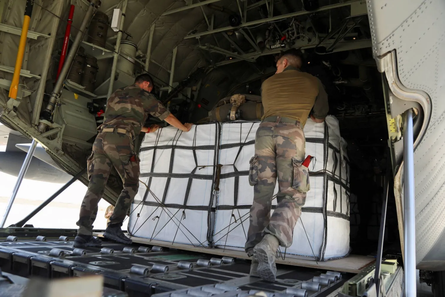 طائرة تحمّل بالمساعدات تمهيداً لإسقاطها على غزة في قاعدة الملك عبد الله الجوية بالأردن الأحد (رويترز)