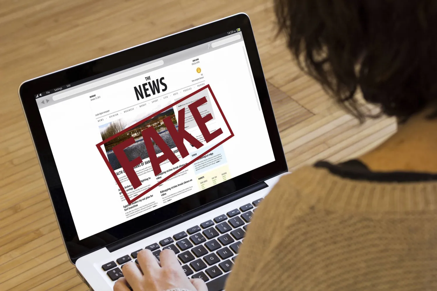 الأخبار الكاذبة يمكن أن تؤدي إلى تضخيم الأحداث على الأرض أو تحريفها تماماً وتغيير الرأي العام ( شاترستوك)