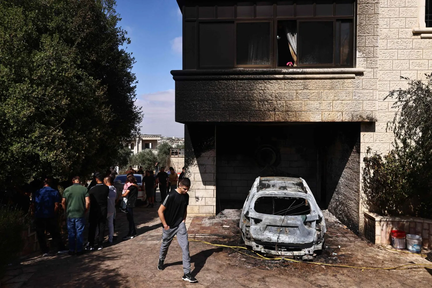 مبنى محترق بعد هجوم للمستوطنين الإسرائيليين على بلدة سلواد بالضفة الغربية (أ.ف.ب)