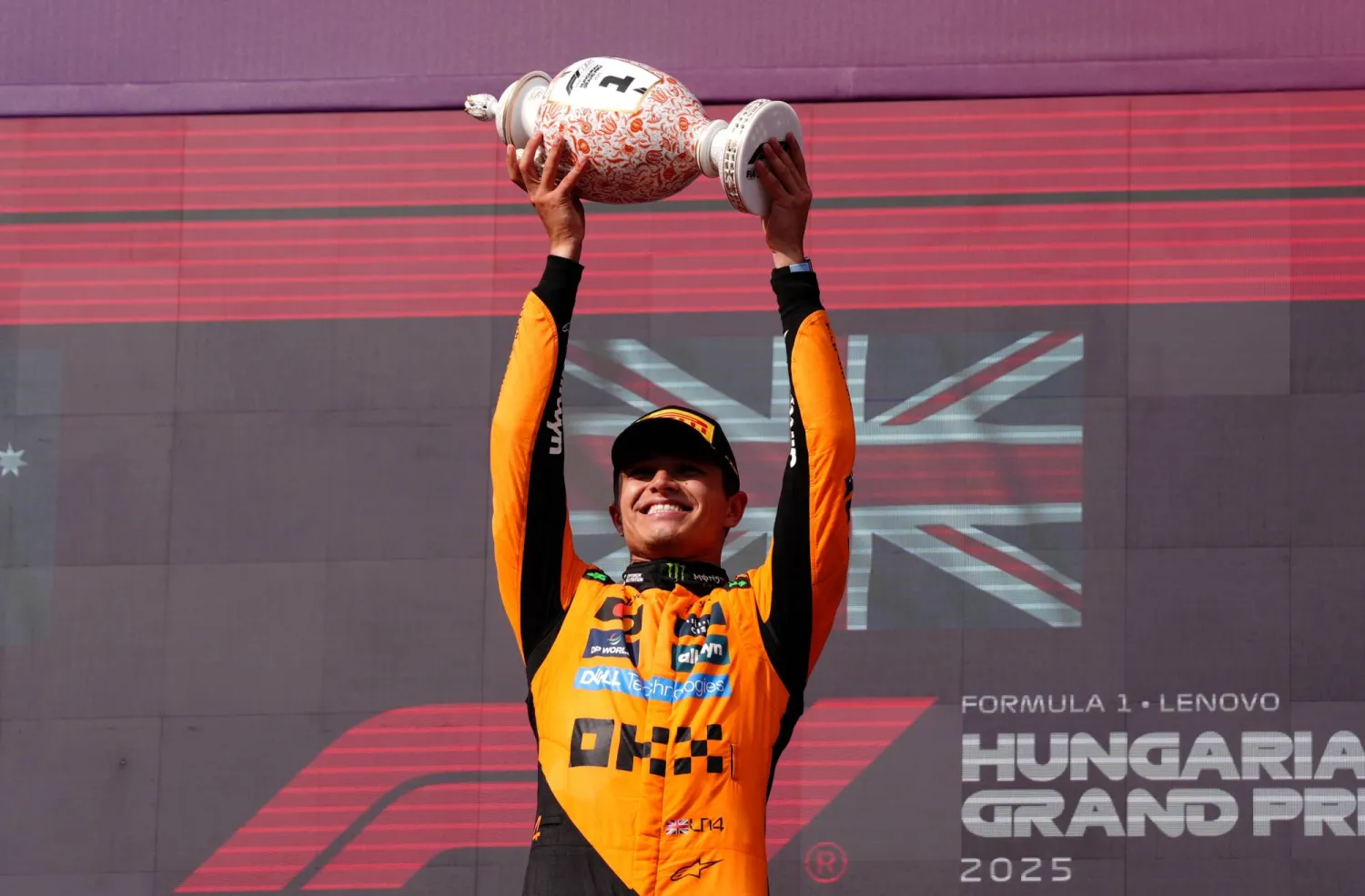 لاندو نوريس سائق مكلارين بطل سباق المجر (د.ب.أ) 