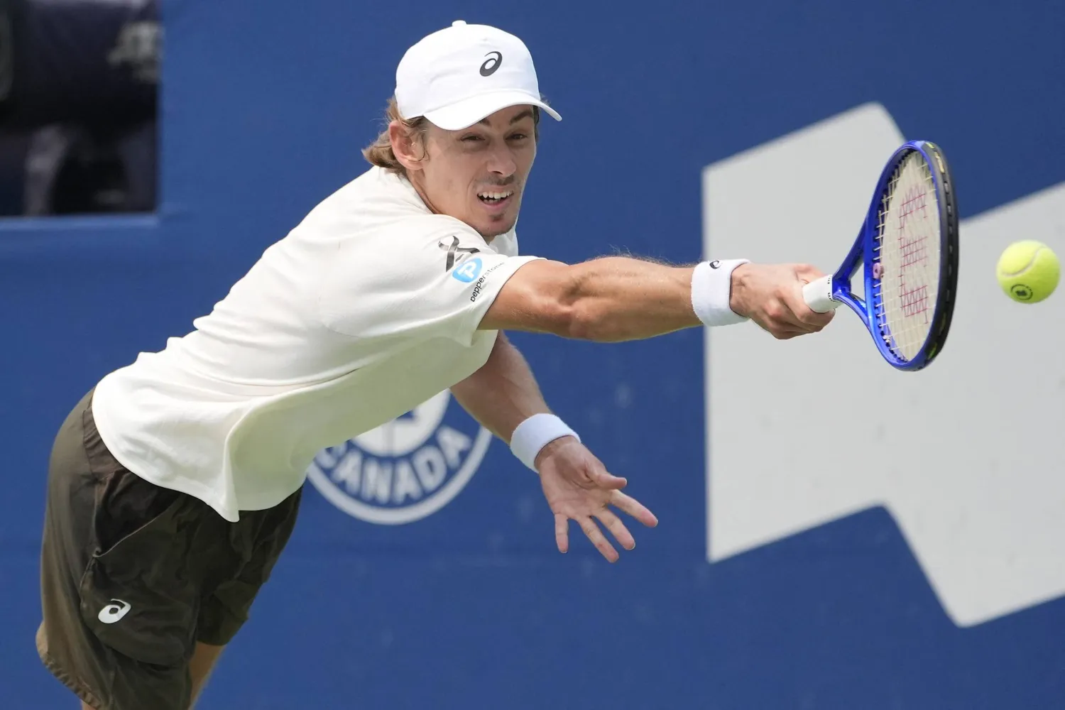 الأسترالي أليكس دي مينور يتألق في تورونتو (رويترز)