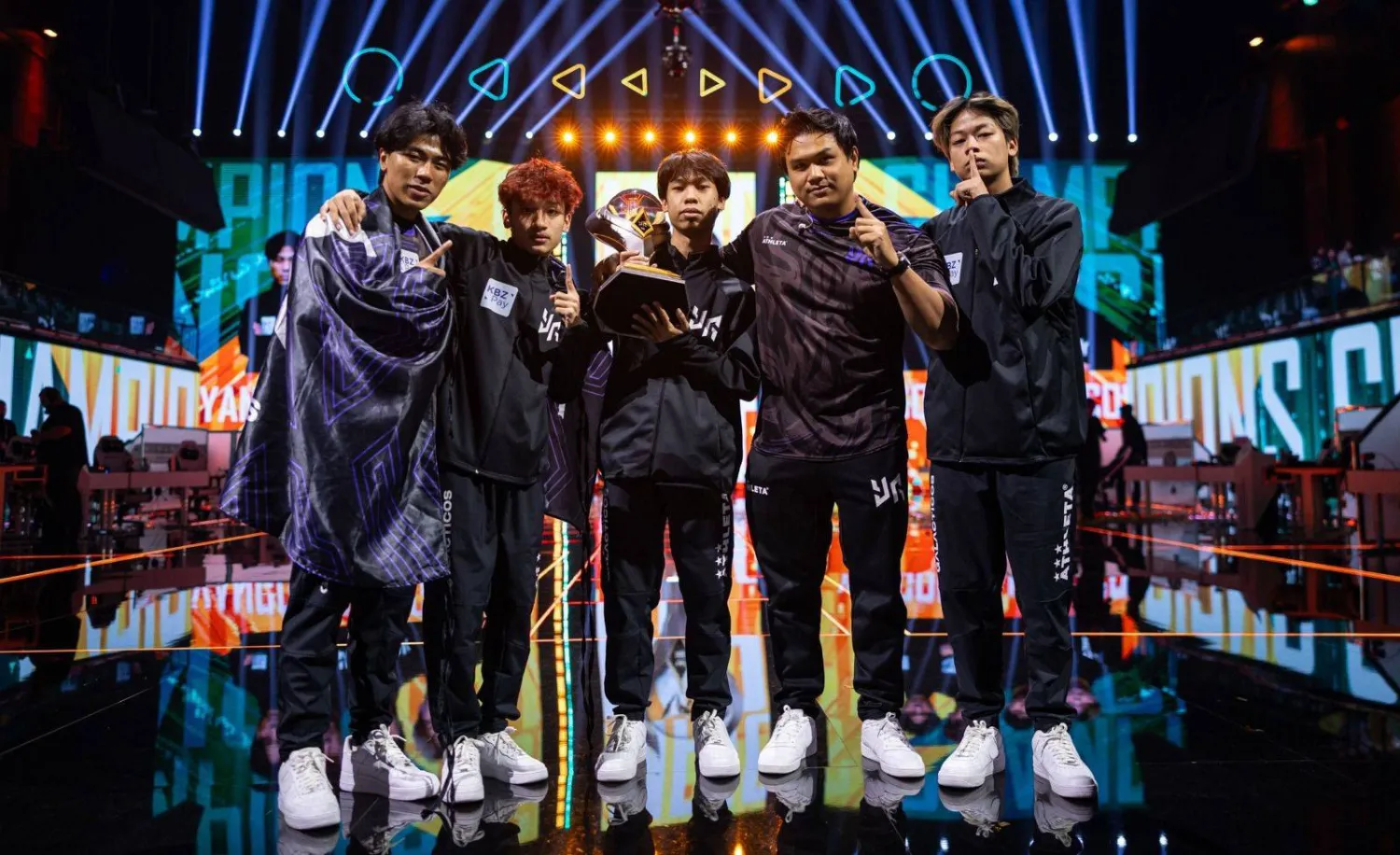 فريق يانغون غالاكتيكوس بعد تحقيق اللقب (الشرق الأوسط)