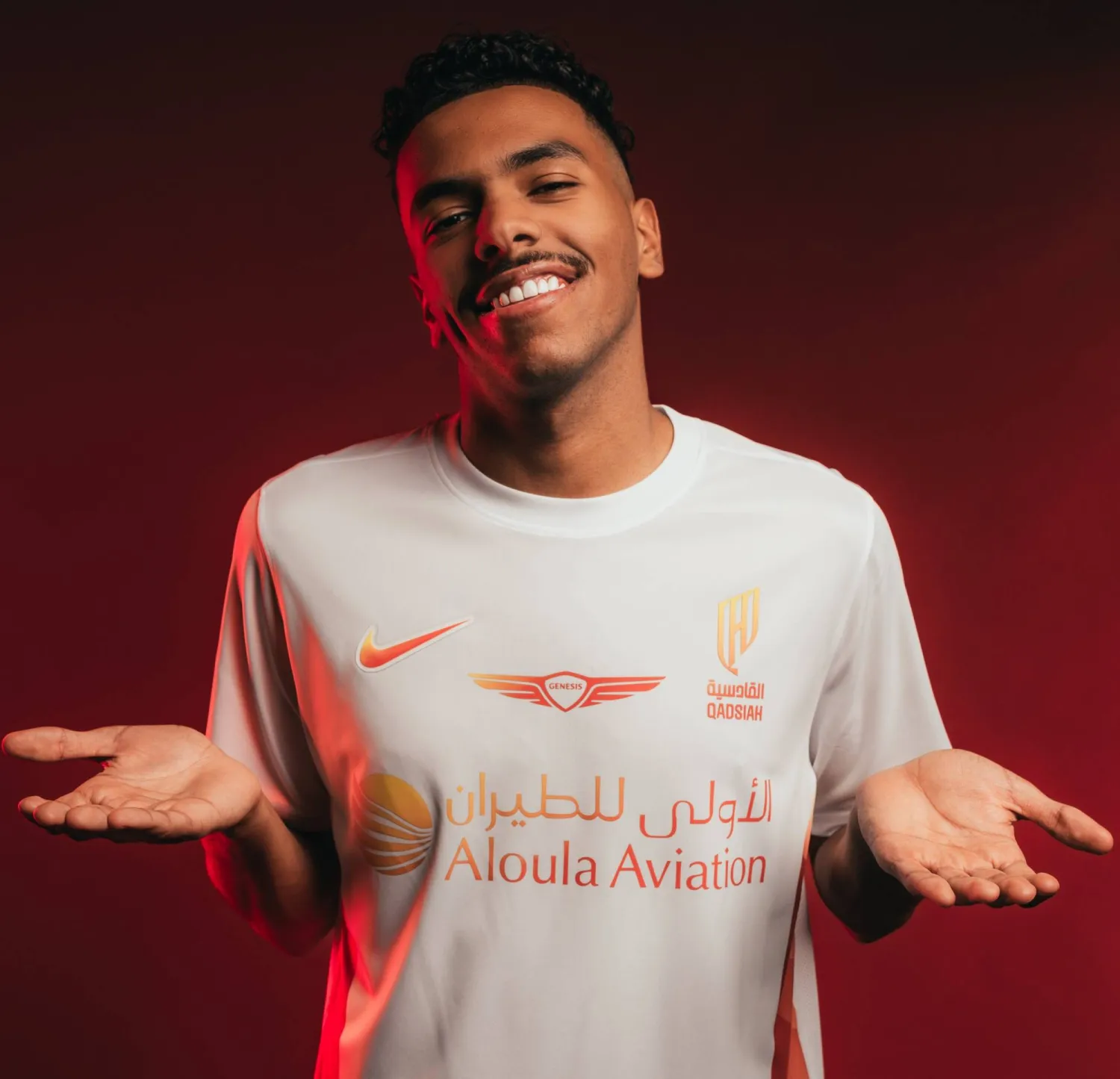 مصعب الجوير بقميص القادسية بعد توقيع العقد (موقع النادي)