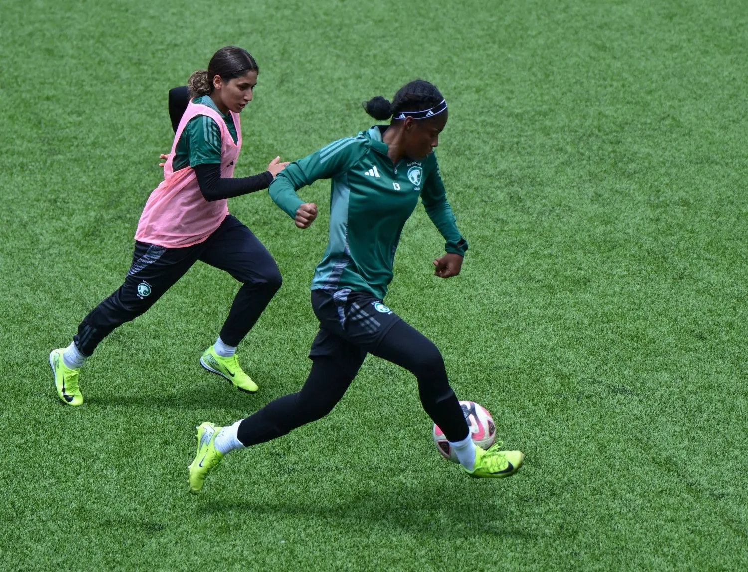 من تدريبات شابات الأخضر في المعسكر (الشرق الأوسط)