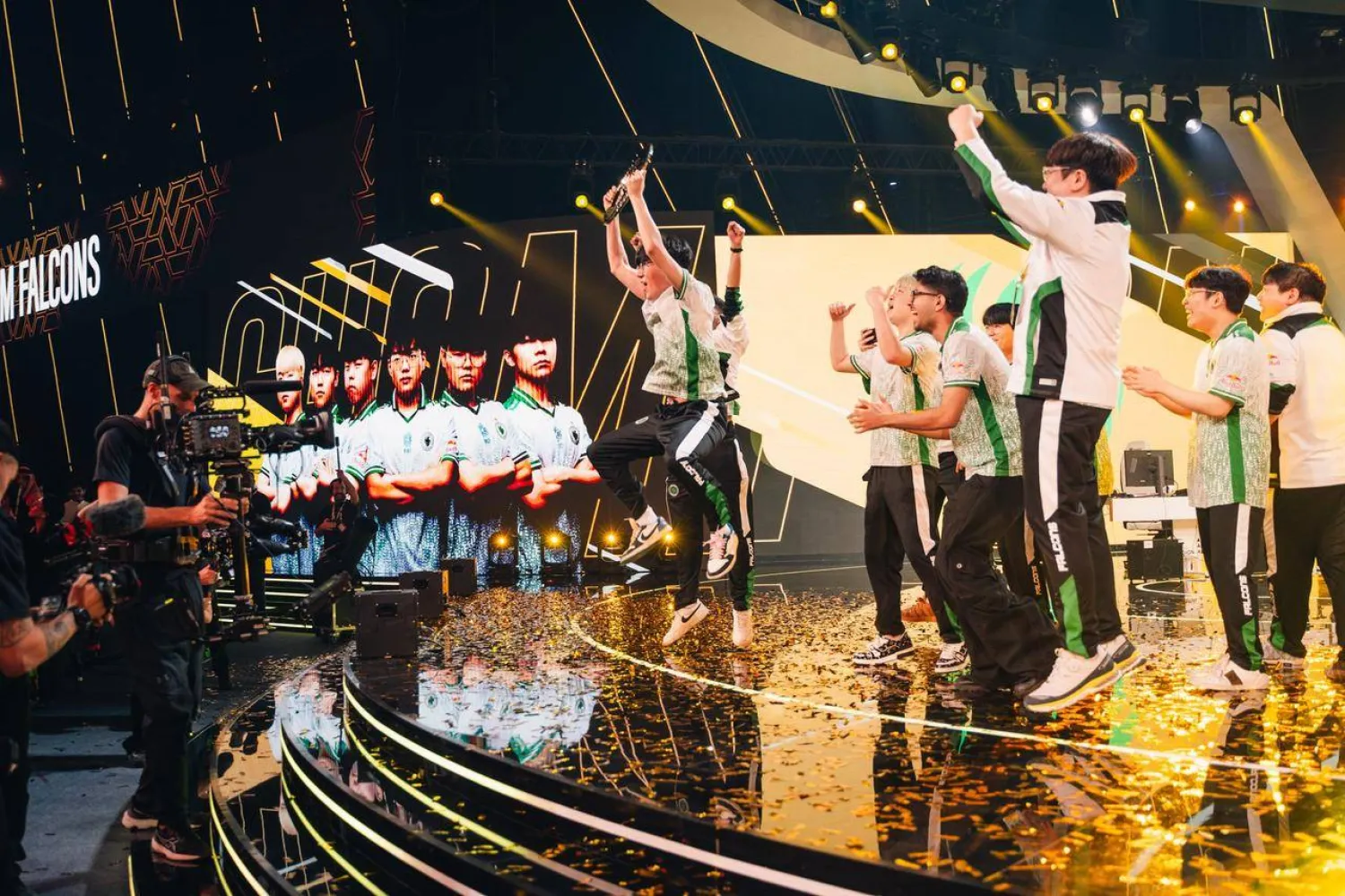 فريق فالكونز لحظة تتويجه باللقب (الشرق الأوسط)