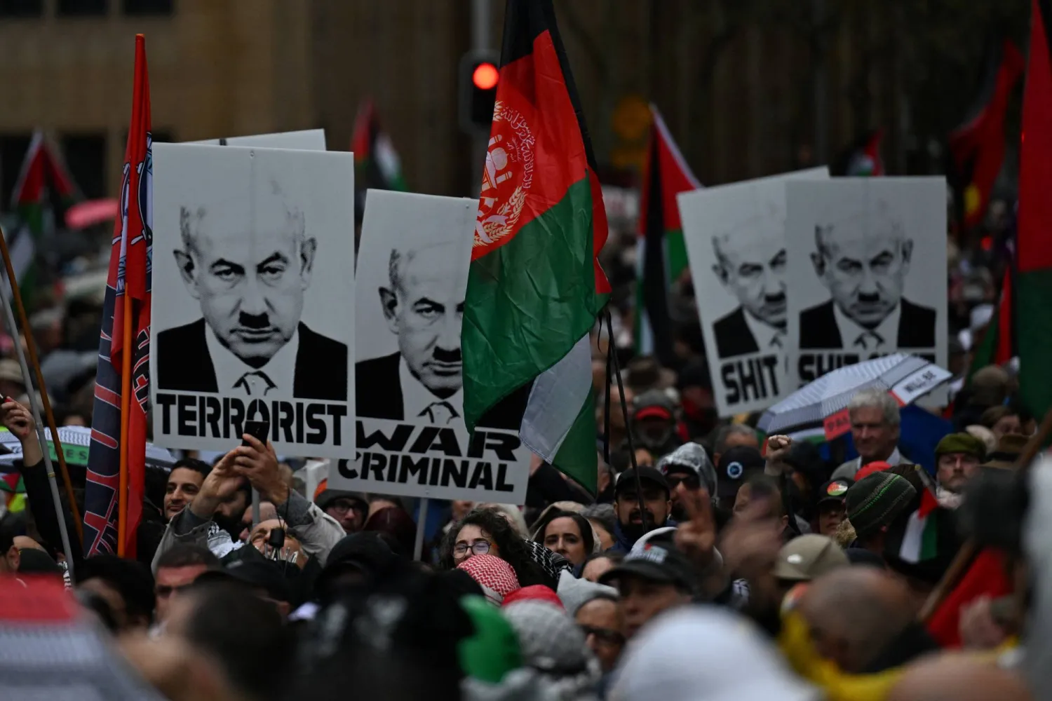 متظاهرون على جسر ميناء سيدني الشهير خلال مسيرة من أجل فلسطين (رويترز)