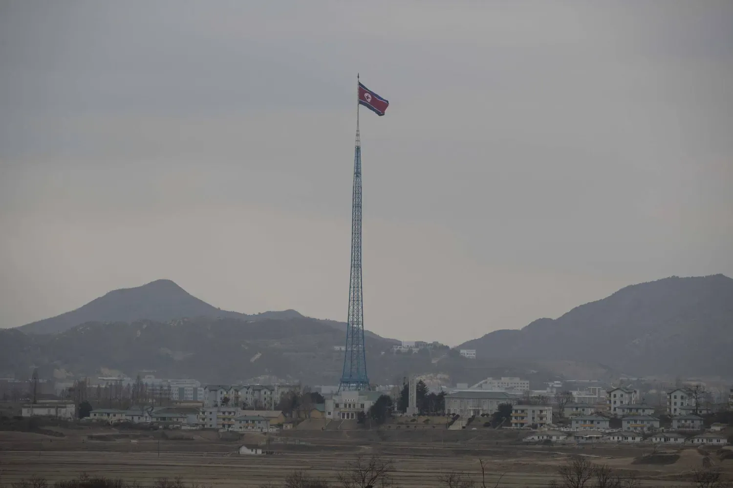 Güney Kore sınırından görülen Kuzey Kore bayrağı (AP)