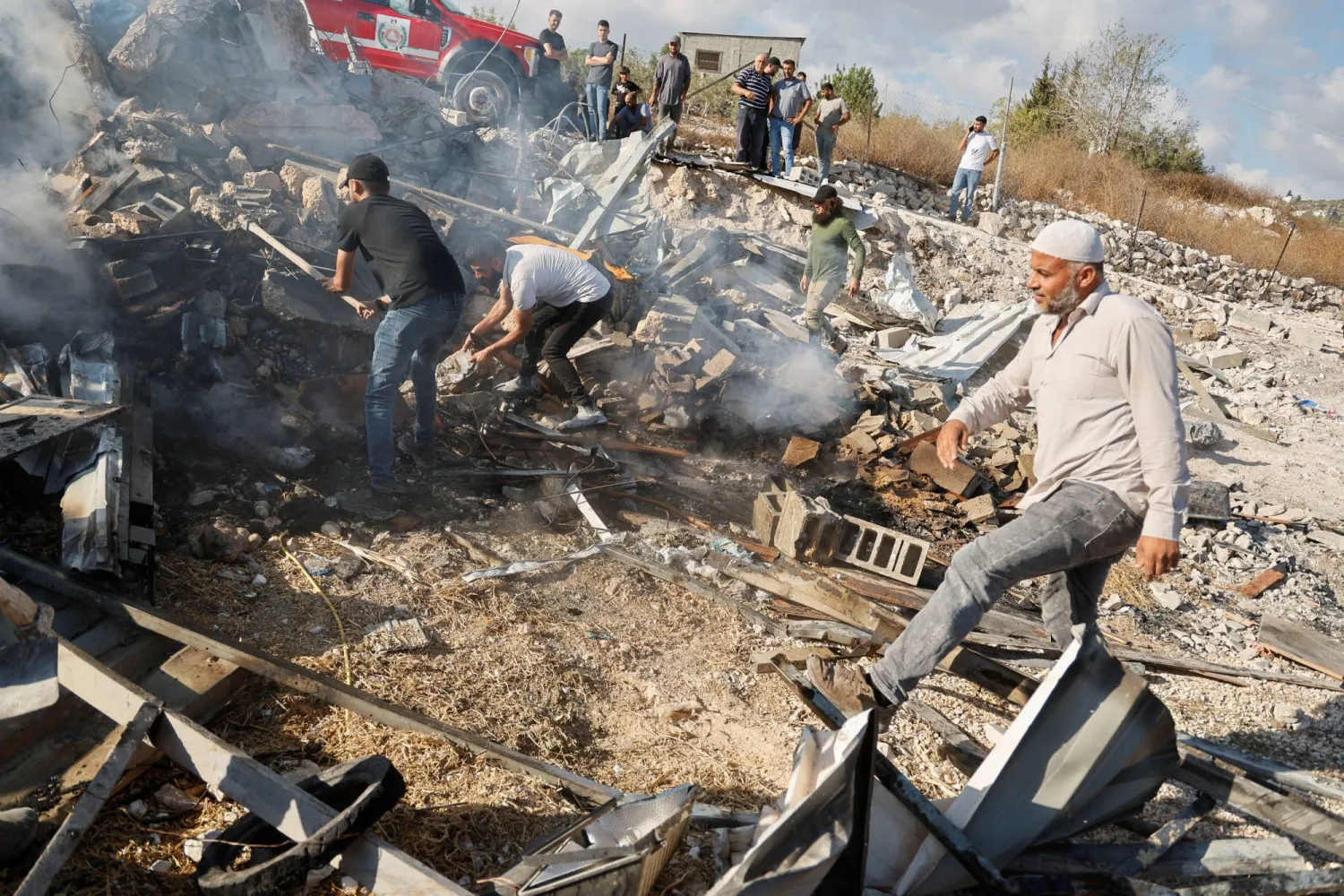 فلسطيني يتفقد مبنى هُدم خلال هجوم للقوات الإسرائيلية في قباطية قرب جنين بالضفة الغربية (رويترز)