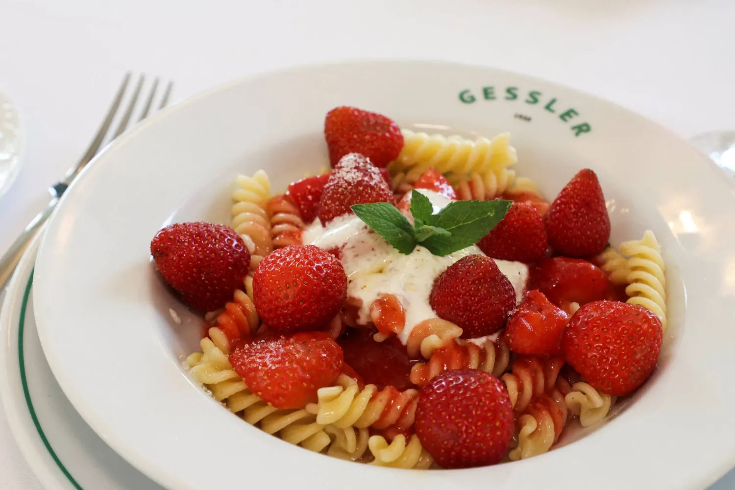 يُنصح بتناول التوت ومشتقاته مثل الفراولة التي تساعد في حماية جسمك (رويترز)