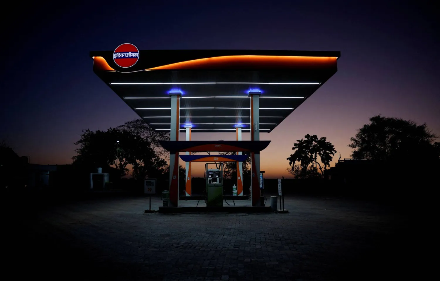 محطة وقود في سونيبات بالهند (رويترز)