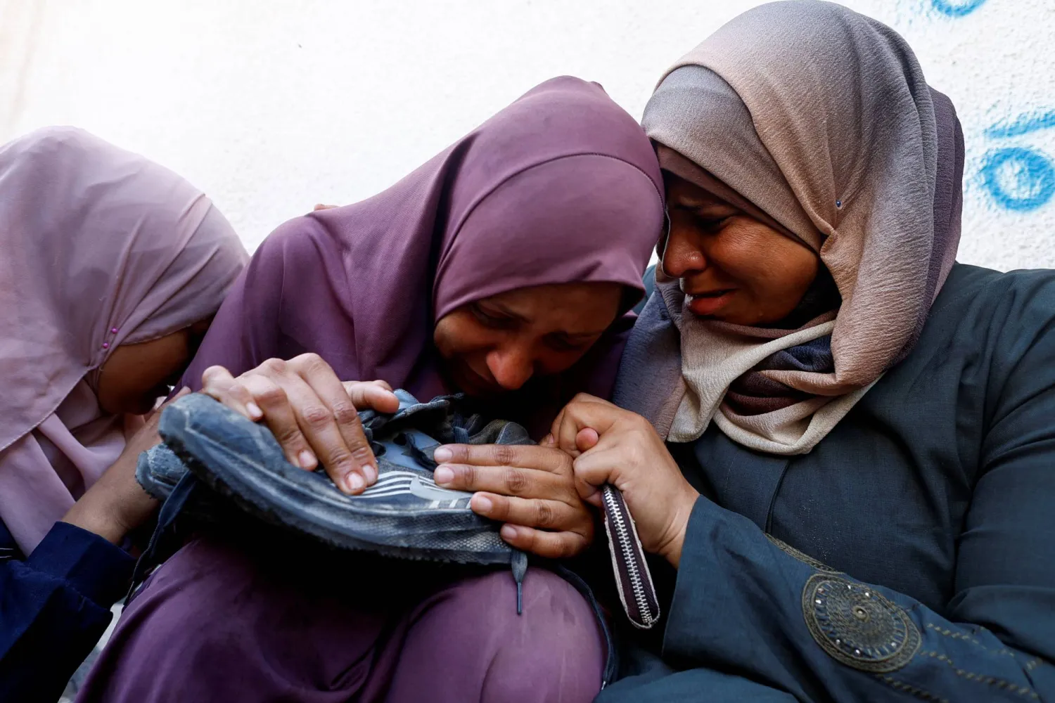 فلسطينية تبكي ابنها الذي قتل خلال محاولة الحصول على مساعدات غذائية في مدينة غزة (رويترز)