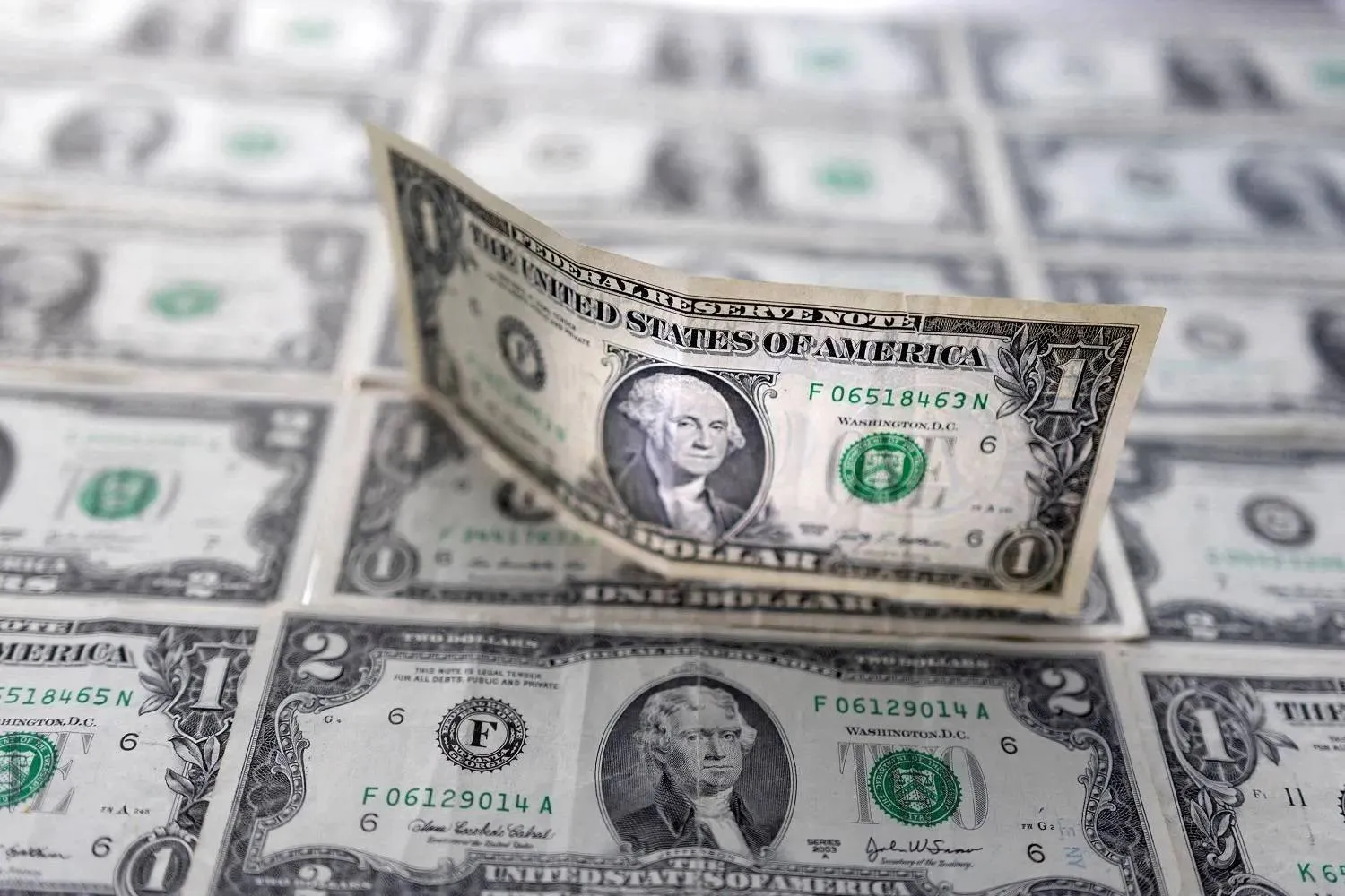 أوراق نقدية من فئة الدولار الأميركي (رويترز)