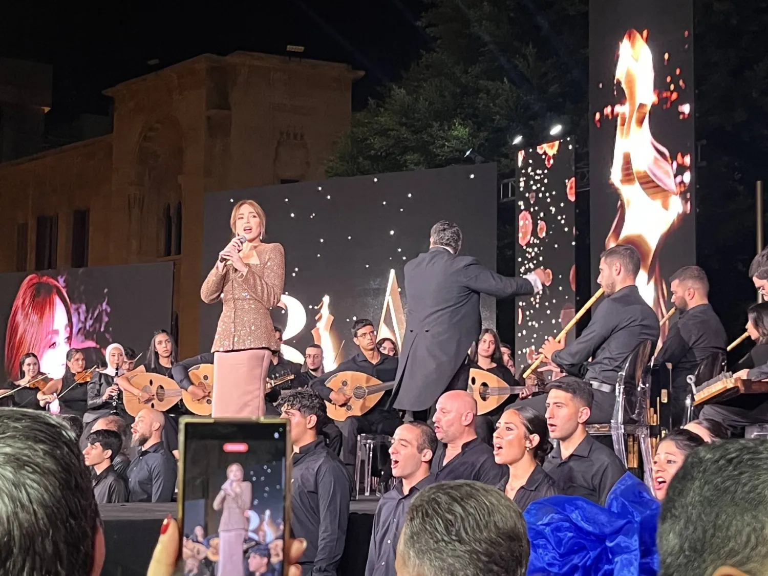 عبير نعمة استهلت السهرة بأغنية «ردني إلى بلادي» (إنستغرام)