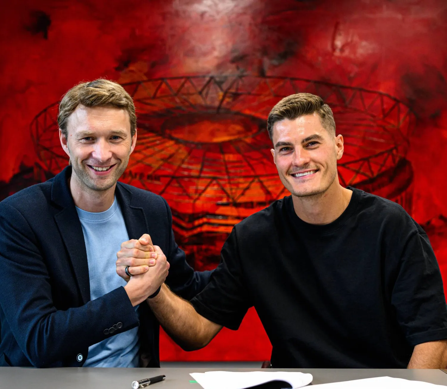 باتريك شيك خلال تجديد عقده مع الفريق (نادي باير ليفركوزن)