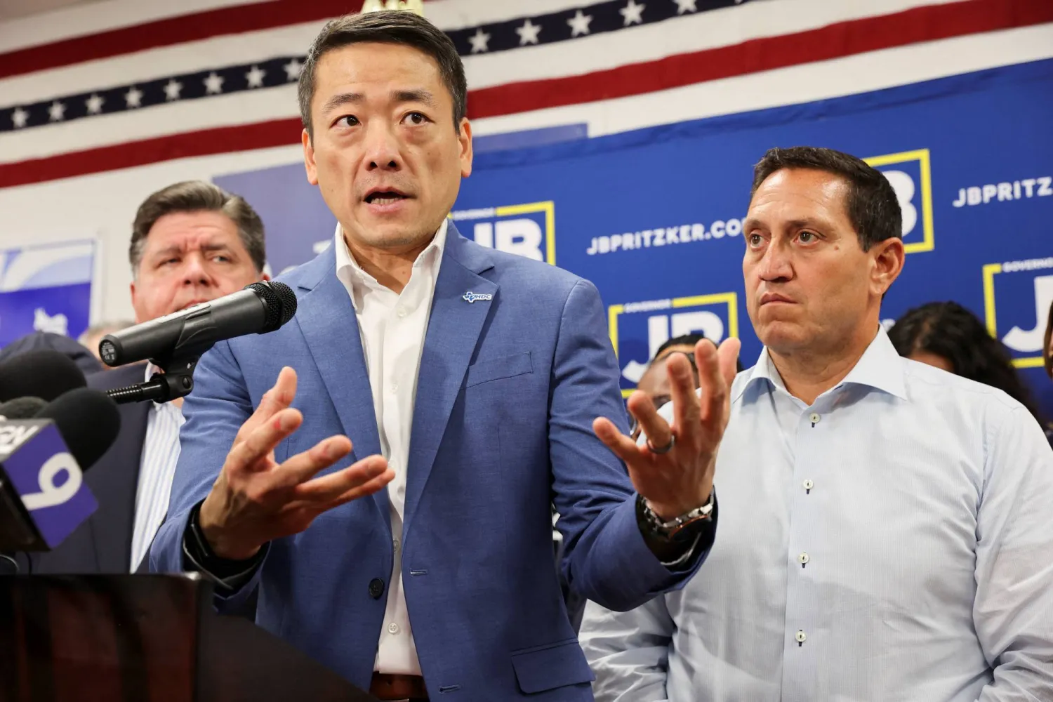 النائب عن تكساس جين وو خلال مؤتمر صحافي لزميله النائب تراي مارتينيز مع حاكم إلينوي جي بي بريتزكر في مدينة كارول ستريم في إلينوي (رويترز)