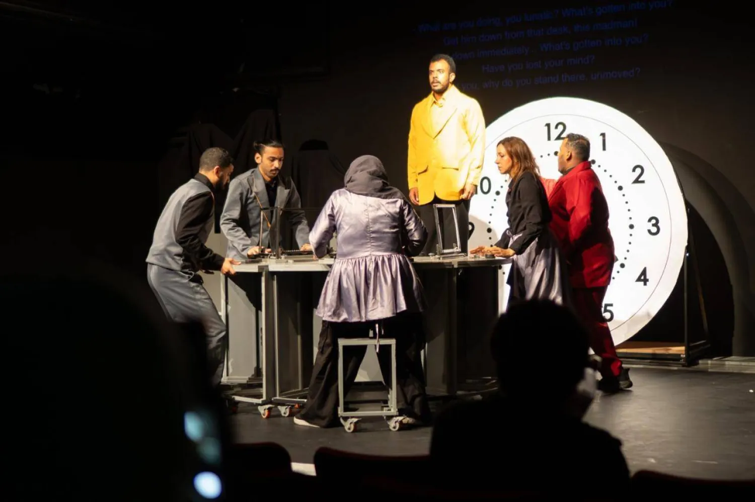 جانب من المسرحية السعودية «طوق» أثناء عرضها في إدنبرة (هيئة المسرح) 