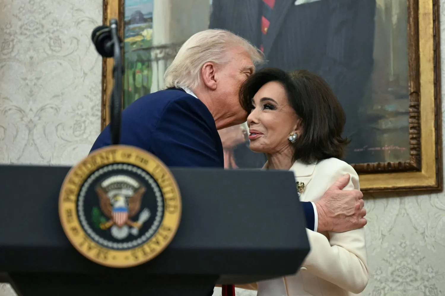 أرشيفية للرئيس الأميركي دونالد ترمب معانقاً المدعية العامة الأميركية لواشنطن العاصمة القاضية جانين فارس بيرو في البيت الأبيض (أ.ف.ب)