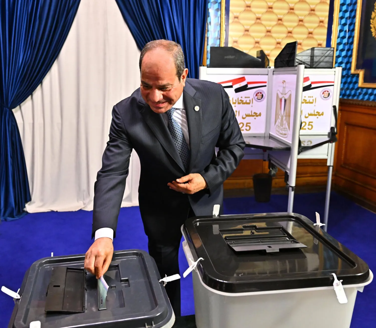 الرئيس المصري عبد الفتاح السيسي يُصوت في انتخابات مجلس الشيوخ (الرئاسة المصرية)