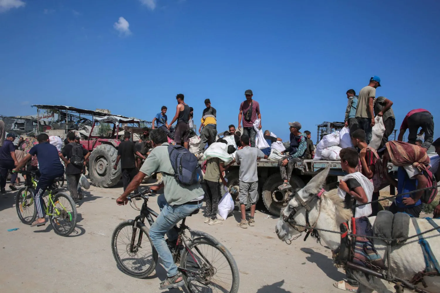  فلسطينيون نازحون في ممر نتساريم وسط قطاع غزة اليوم (أ.ف.ب)