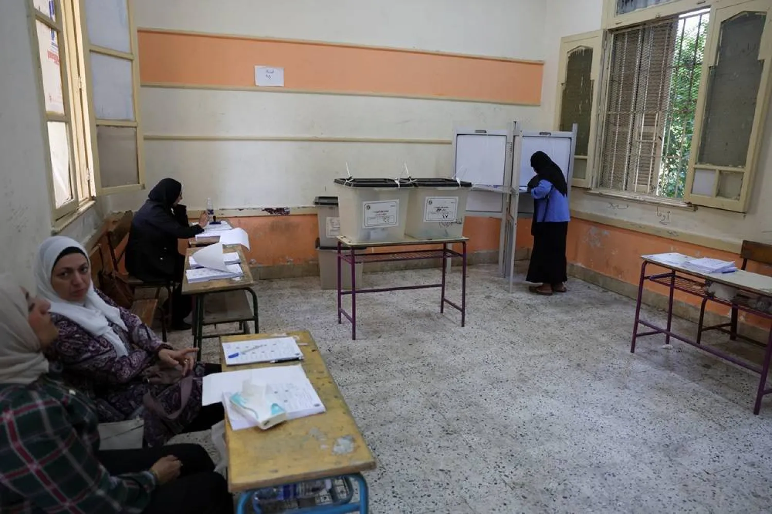  A woman votes at a school used as a polling station during the first day of the senate elections, in Cairo, Egypt, August 4, 2025. (Reuters)