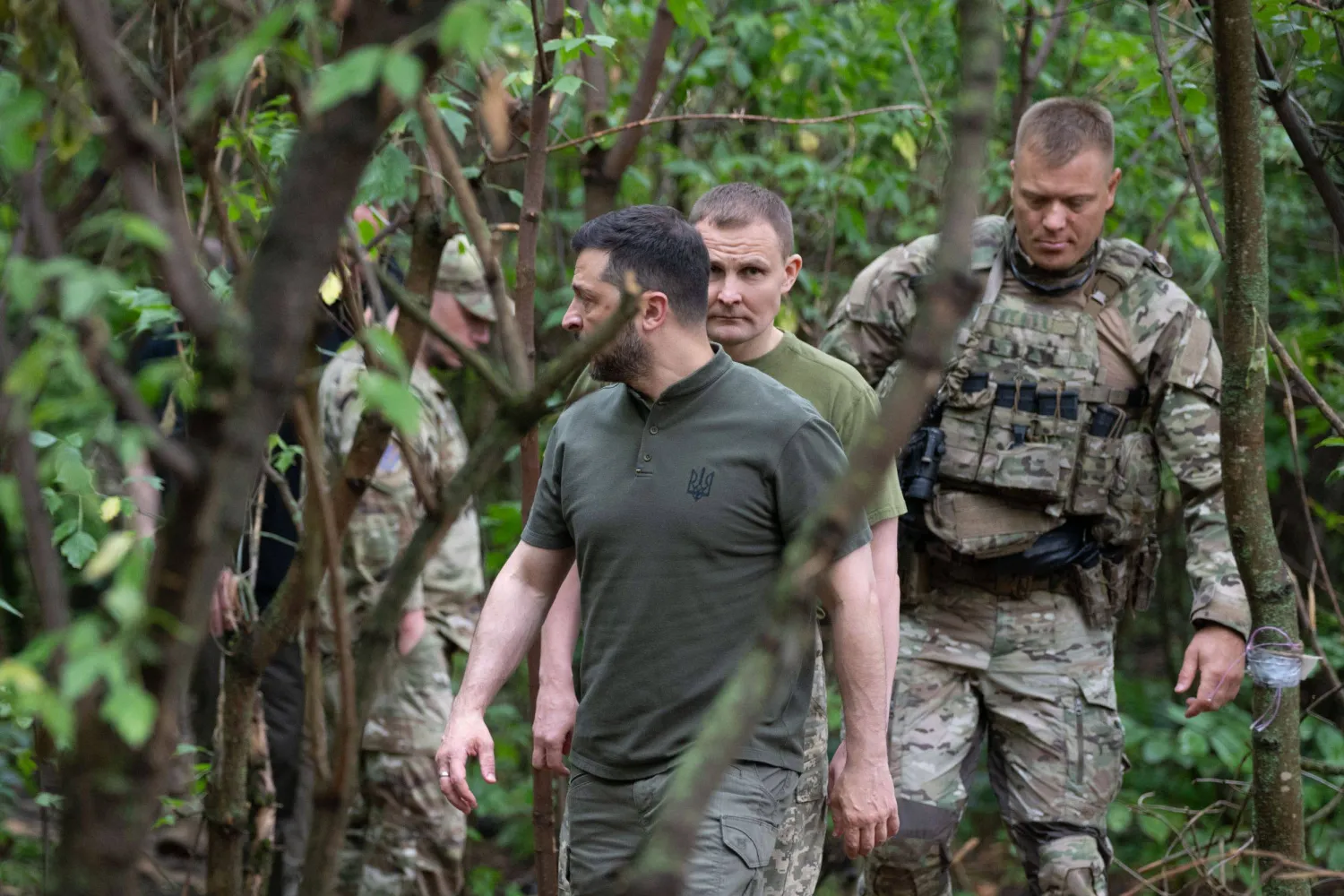 الرئيس الأوكراني فولوديمير زيلينسكي وسط جنوده (أ.ف.ب)