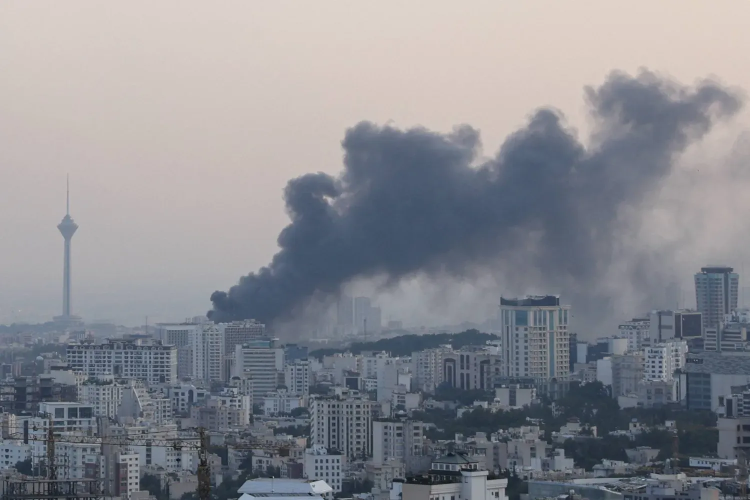 Tahran'daki İran Radyo ve Televizyon Kurumu binasına düzenlenen İsrail saldırısının ardından yükselen dumanlar, 16 Haziran (Reuters)