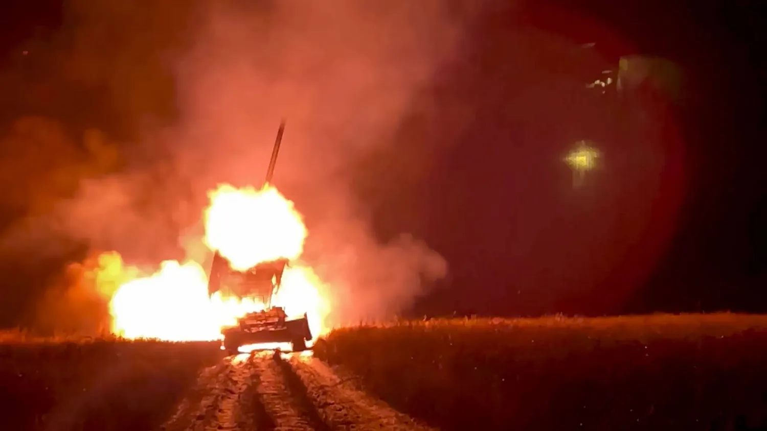 صورة من مقطع فيديو وزعته دائرة الصحافة التابعة لوزارة الدفاع الروسية 16 يناير 2025 تُظهر قاذف الصواريخ الثقيل «TOS-1A Solntsepyok» يُطلِق النار باتجاه مواقع أوكرانية (أ.ب)