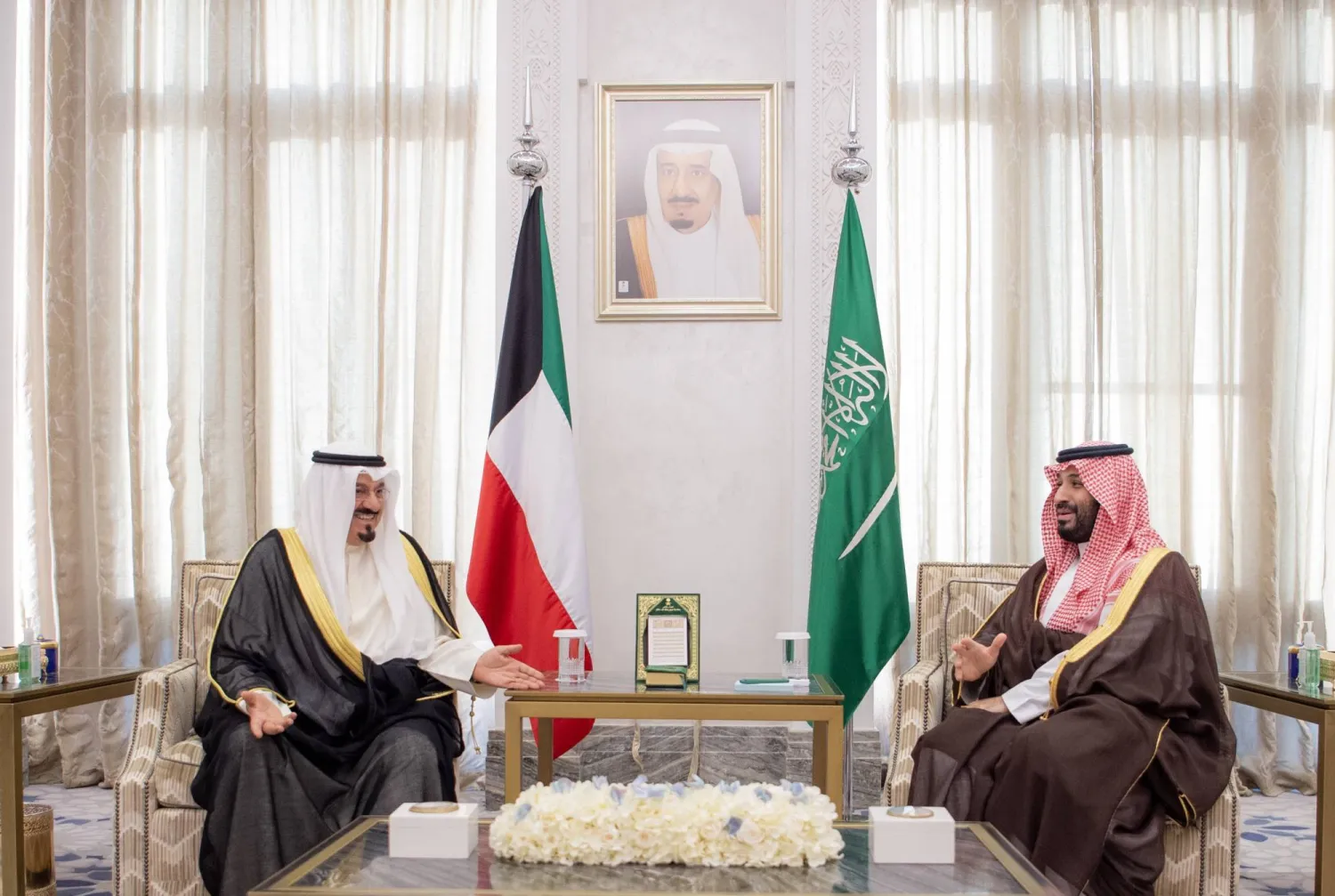 ولي العهد السعودي خلال استقباله رئيس مجلس الوزراء الكويتي في قصر نيوم الاثنين (واس)