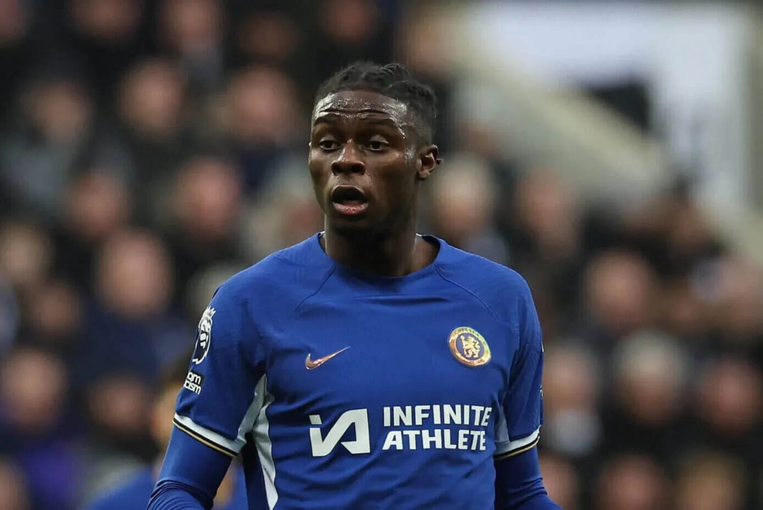 لاعب الوسط ليزلي أوغوتشوكو (وسائل إعلام بريطانية)