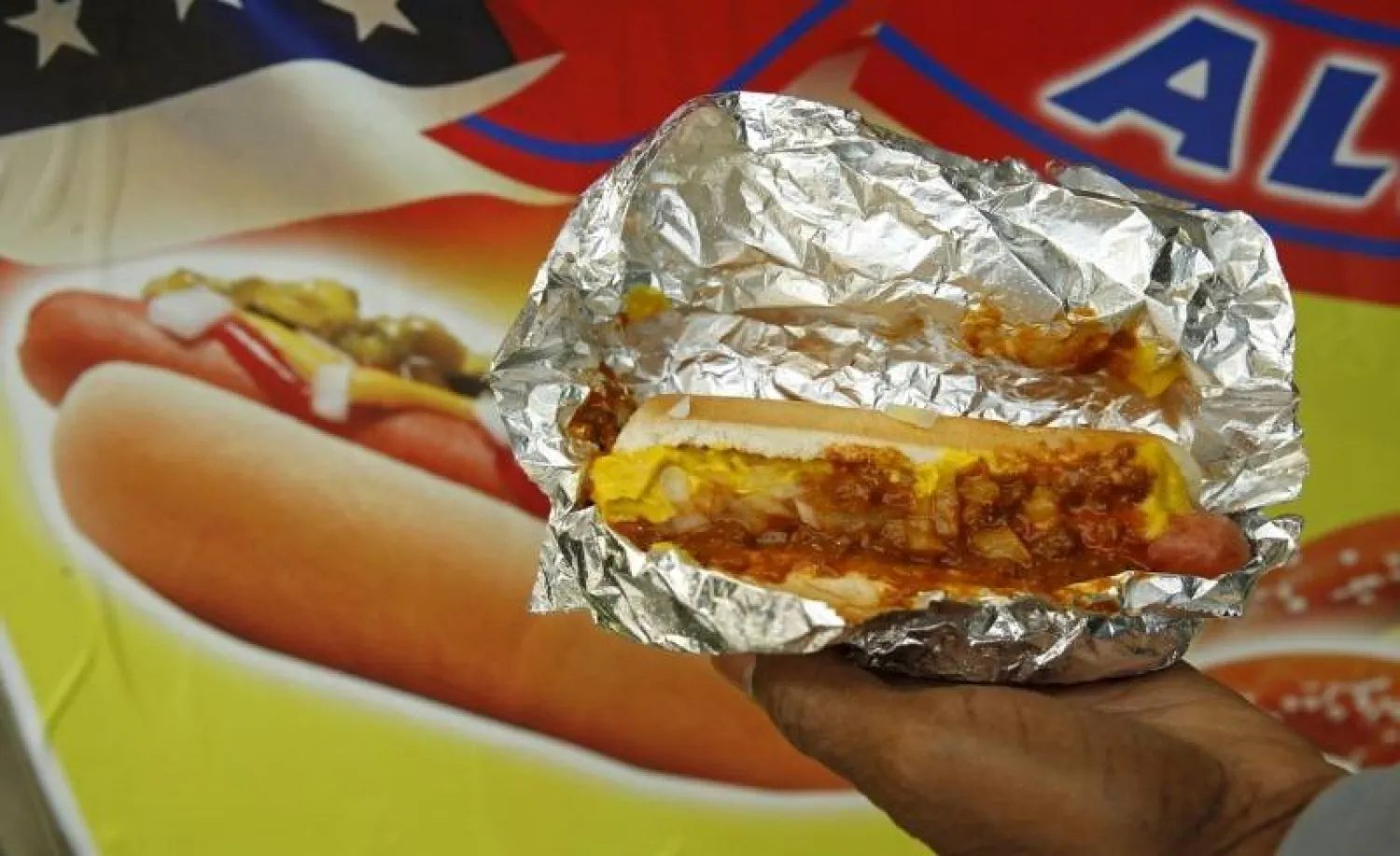 الأطعمة فائقة المعالجة عادةً ما تكون غنية بالسكريات المضافة والدهون غير الصحية (رويترز)