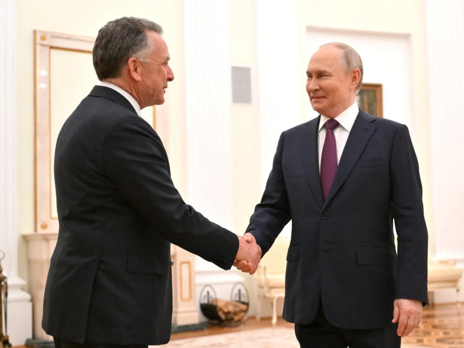 الرئيس الروسي فلاديمير بوتين مستقبلاً المبعوث الأميركي ستيف ويتكوف بالكرملين في 25 أبريل 2025 (د.ب.أ)