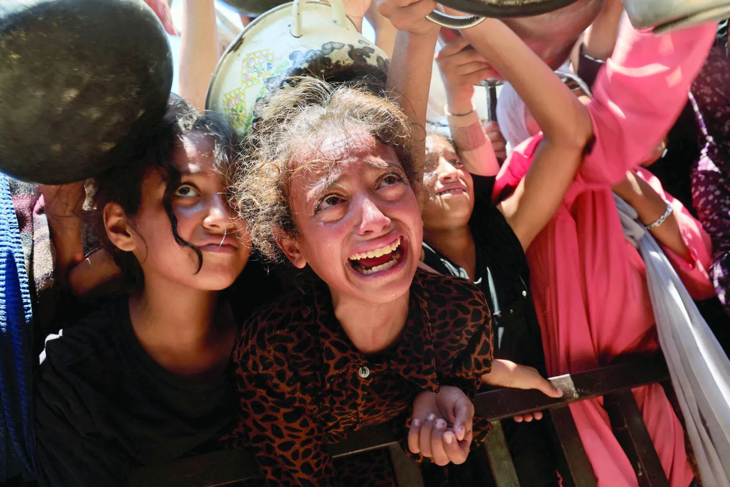 Palestinians wait to receive food from a charity kitchen, amid a hunger crisis, in Khan Younis, southern Gaza Strip, August 4, 2025. REUTERS/Hatem Khaled
