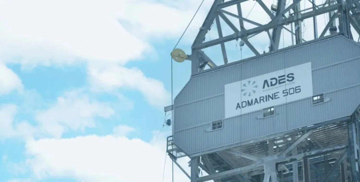 رافعة تحمل شعار «أديس» (الشركة)