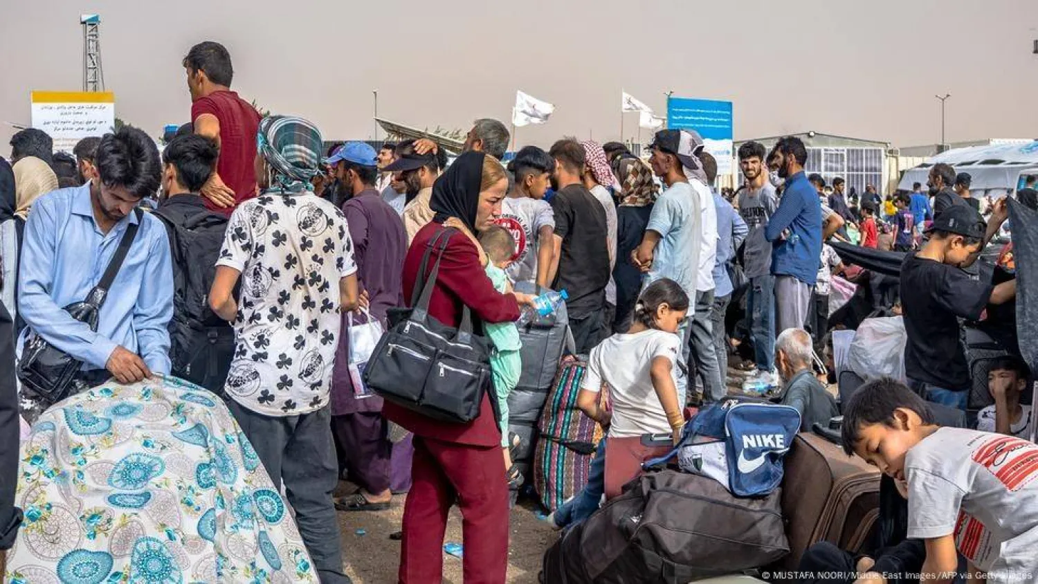 مُرحَّلون أفغان عند المعبر الحدودي الرئيسي مع إيران الشهر الماضي إذ كان الآلاف يُطردون يومياً بعد الحرب الإيرانية - الإسرائيلية في يونيو بعدما اتهمت طهران الأفغان بالتجسس (غيتي)