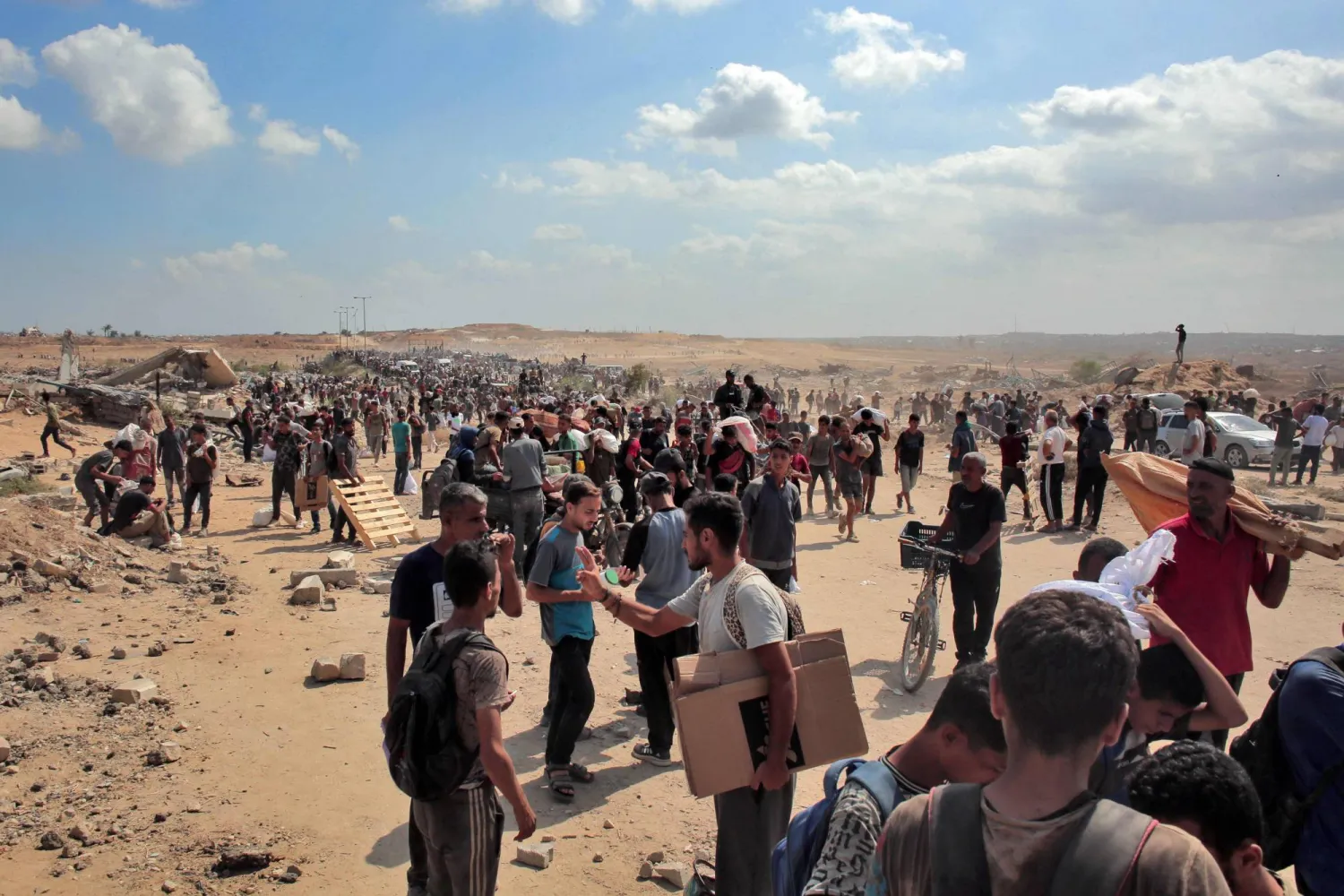 نازحون فلسطينيون يحملون أكياساً من المساعدات الإنسانية التي تلقوها في مركز توزيع تديره «مؤسسة غزة الإنسانية» (أ.ف.ب)