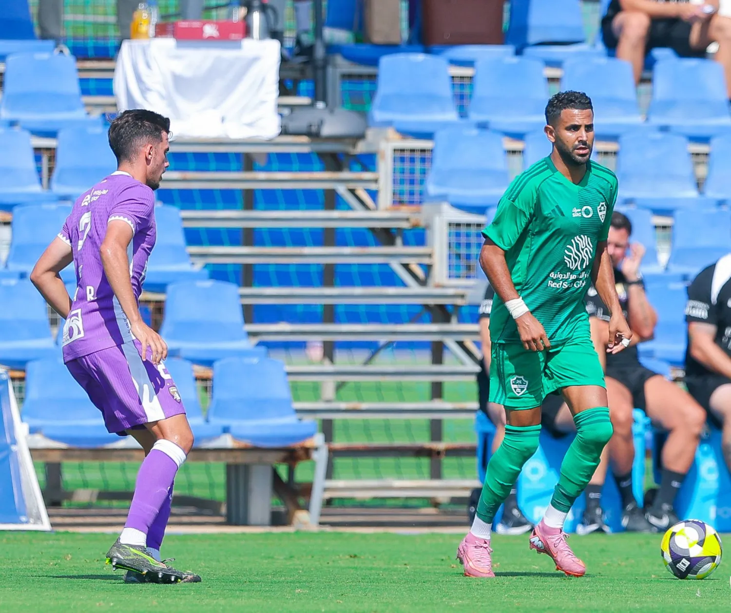 رياض محرز خلال مواجهة العين ودياً (نادي الأهلي)